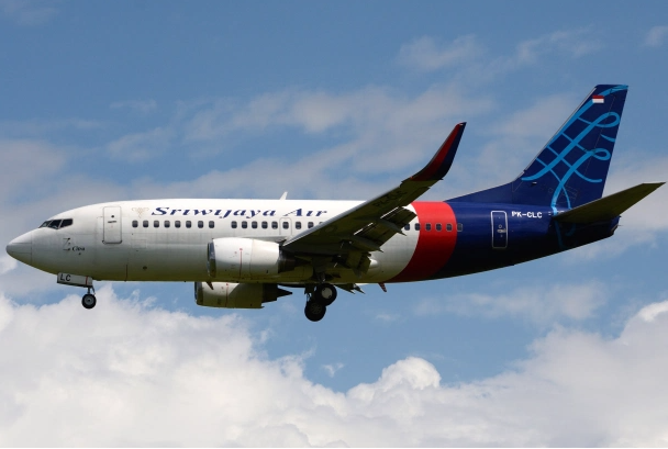 Theo hãng thông tấn Antara, chiếc máy bay Boeing 737-500 mang số hiệu SJ 182 của hãng hàng không Sriwijaya Air đã mất liên lạc vào lúc 14h40 chiều 9/1 (giờ địa phương) tại vị trí cách sân bay quốc tế Soekarno Hatta ở ngoại ô thủ đô Jakarta 18km về phía bắc. Ảnh: EPA. 