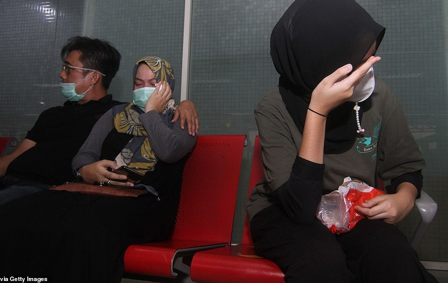 Trong khi đó, ban quản lý sân bay Supadio ở Pontianak (Indonesia) đã chuẩn bị sẵn một trung tâm xử lý khủng hoảng dành cho gia đình của hành khách có mặt trên chuyến bay SJ 182. Ảnh: Người thân hành khách lo lắng chờ tin tại sân bay Supadio. Ảnh: Getty. 