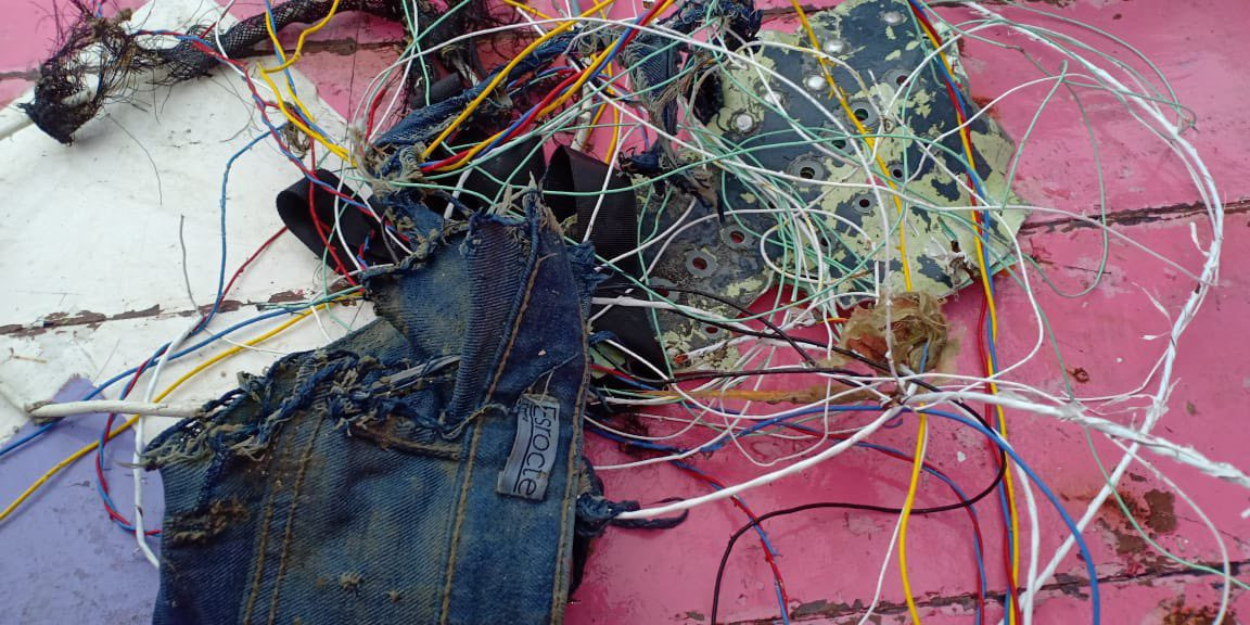 "Chúng tôi tìm thấy một số dây cáp, một mảnh quần jean và một số mảnh kim loại trên mặt nước", quan chức an ninh Zulkifli nói. Ảnh: Twitter. 