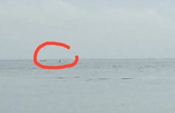 Liên quan đến vụ tai nạn máy bay, Hải quân Indonesia đã xác định được tọa độ rơi của chiếc máy bay nói trên, đồng thời triển khai một số tàu chiến tới khu vực tìm kiếm. Hoạt động tìm kiếm cứu hộ kéo dài cả đêm. Ảnh: The Sun. 