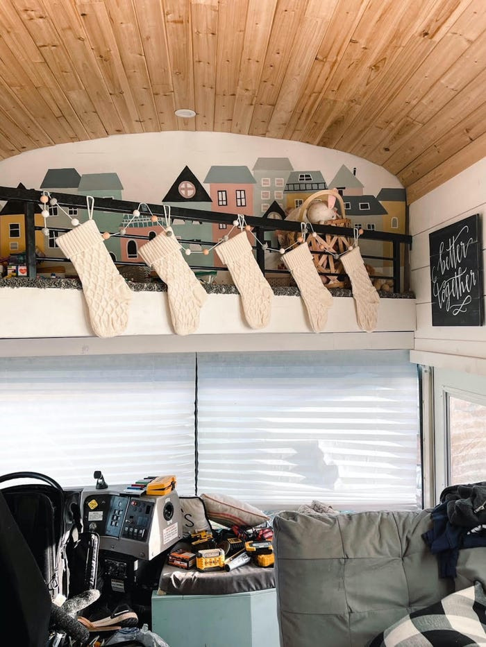 Ngay phía trên ghế lái là một gác xép nhỏ dành cho các bạn nhỏ đọc sách.