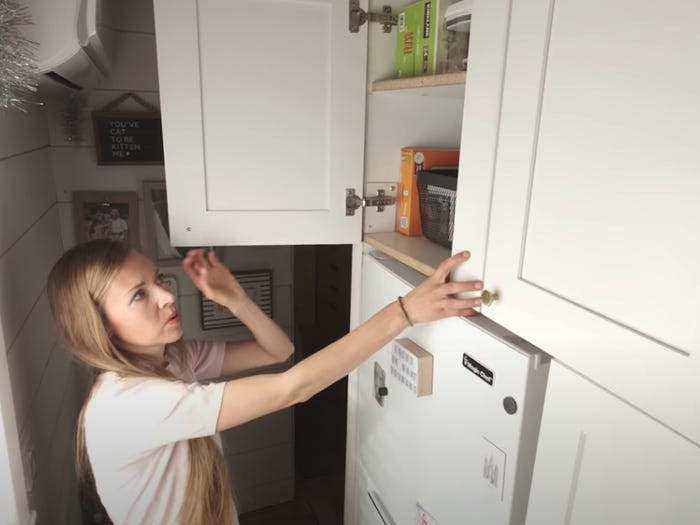 Trong ngôi nhà đặc biệt này còn có tủ lạnh.