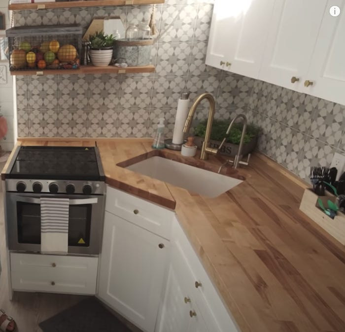 Căn bếp tuy nhỏ những được bố trí gọn gàng.