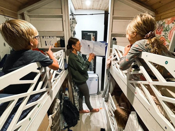 Emily chia sẻ, trẻ nhỏ có thể gặp khó khăn khi sống trong không gian nhỏ như vậy.