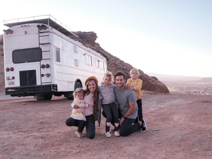 Vào đầu năm 2020, gia đình Bells quyết định mua một chiếc xe buýt trường học rộng khoảng 23 m2 với giá 14.000 USD để biến nó thành nhà ở.