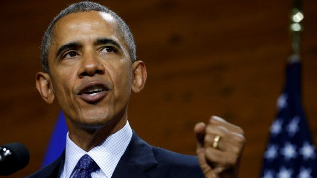 Theo Đạo luật Obamacare, tất cả người dân Mỹ phải mua bảo hiểm. Những người đủ điều kiện mà không mua bảo hiểm sẽ bị phạt. Chính sách này cũng mở rộng nhiều chương trình chăm sóc y tế miễn phí dành cho người có thu nhập thấp. Ảnh: BBC.