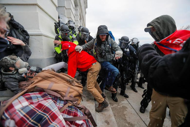 Toàn cảnh vụ bạo loạn ở Điện Capitol trong "ngày định đoạt" - Hình 7 Toan canh vu bao loan o Dien Capitol trong
