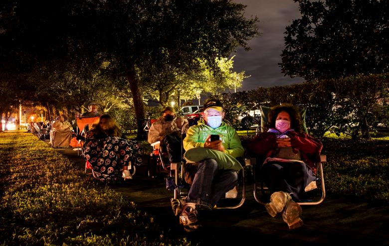 Canh nguoi dan My xep hang dai cho tiem vac xin phong COVID-19-Hinh-10