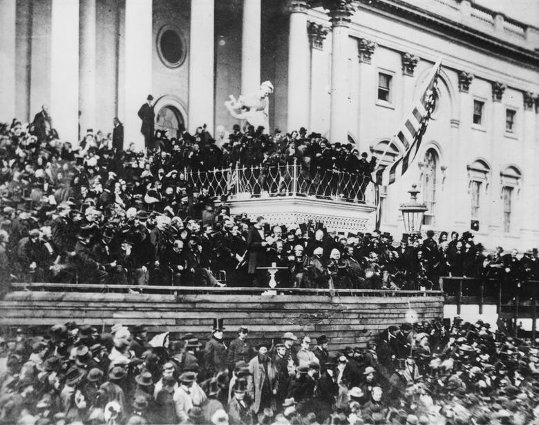 Tổng thống Mỹ Abraham Lincoln đọc bài diễn văn nhậm chức tại khu vực phía đông Điện Capitol hồi tháng 3/1865.