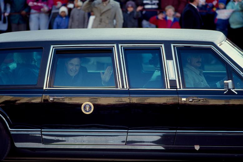 Tổng thống Mỹ George H.W.Bush vẫy chào mọi người từ trên xe limousine trong lễ diễu hành nhậm chức ở Washington tháng 1/1989.
