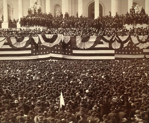 Ông Grover Cleveland đọc diễn văn nhậm chức Tổng thống Mỹ trước "biển người" tại mặt phía đông Điện Capitol hồi tháng 3/1885.
