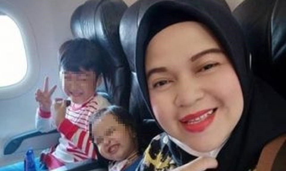 Trước đó, BBC công bố danh tính một số người được xác định đã có mặt trên chuyến bay SJ182 hôm 9/1, trong đó có Ratih Windania, người đang mang thai tháng thứ 4, cùng hai con nhỏ của cô. Ảnh: Instagram.