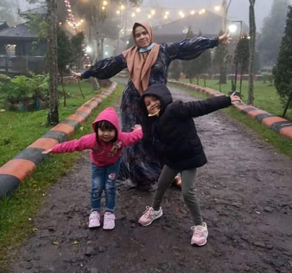 Được biết, trước khi lên máy bay, Ratih đã đăng lên Instagram bức ảnh cô chụp cùng 2 con nhỏ kèm lời nhắn: "Tạm biệt gia đình. Chúng tôi đang trên đường về nhà". Ảnh: Daily Mail.