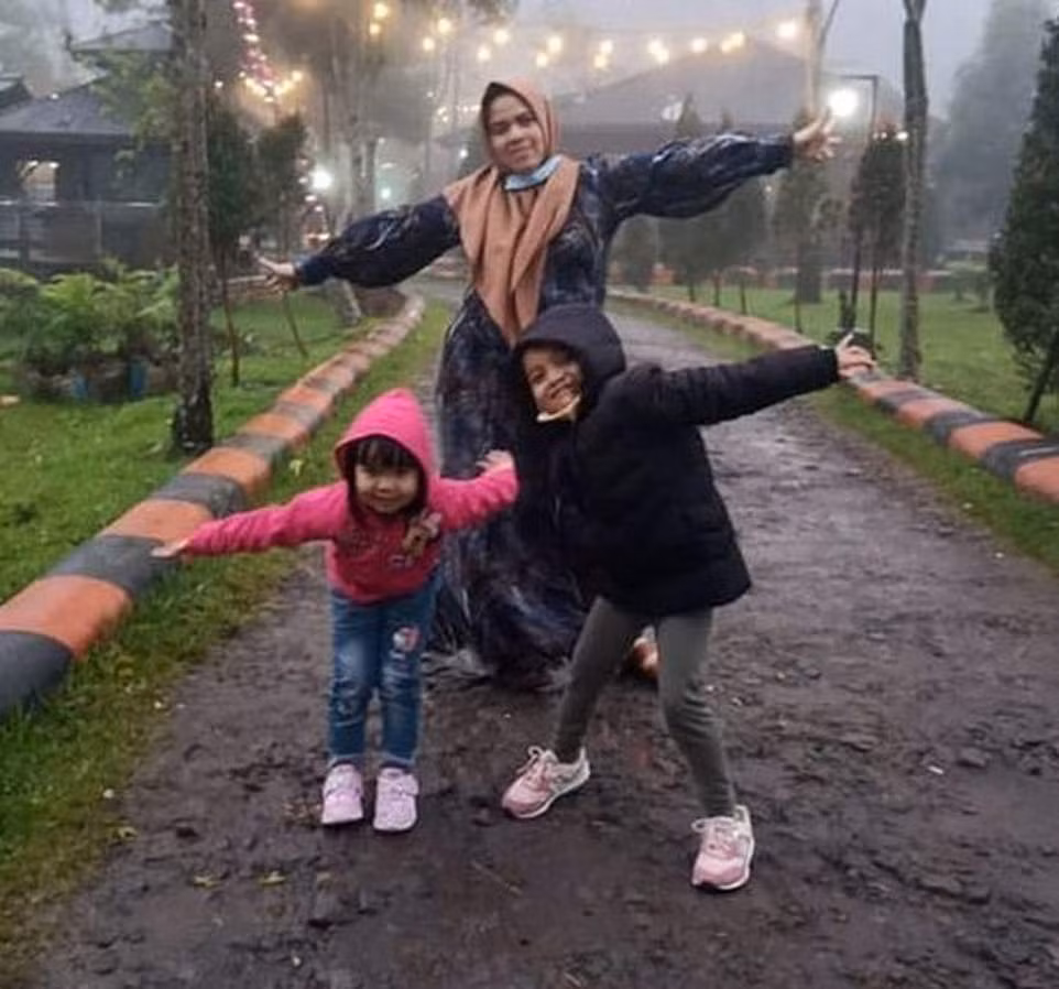 Được biết, trước khi lên máy bay, Ratih đã đăng lên Instagram bức ảnh cô chụp cùng 2 con nhỏ kèm lời nhắn: "Tạm biệt gia đình. Chúng tôi đang trên đường về nhà". Ảnh: Daily Mail.