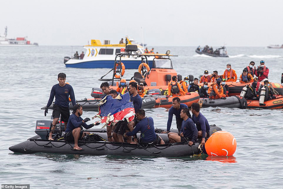 Trên máy bay gặp nạn còn có Dinda Amelia, 15 tuổi, và doanh nhân 30 tuổi Yohanes Suherdi. Được biết, Dinda đã đi nghỉ mát cùng gia đình bà chủ của mẹ cô ở Jakarta. Trong khi đó, Yohanes đến Jakarta để công tác và có mặt trên chuyến bay SJ182 để trở về nhà ở ngôi làng Ngarak. Ảnh: Getty.