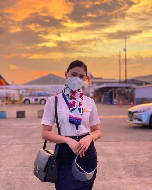 Vào tháng 5/2019, cô bắt đầu công việc tiếp viên hàng không tại hãng Philippines Airlines. Hãng hàng không này nhận xét Dacera là một thành viên phi hành đoàn xuất sắc và chuyên nghiệp. Ảnh: Mirror.