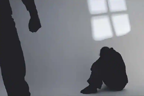 Thanh nien giet ban gai, giau thi the trong phong tro suot 4 thang