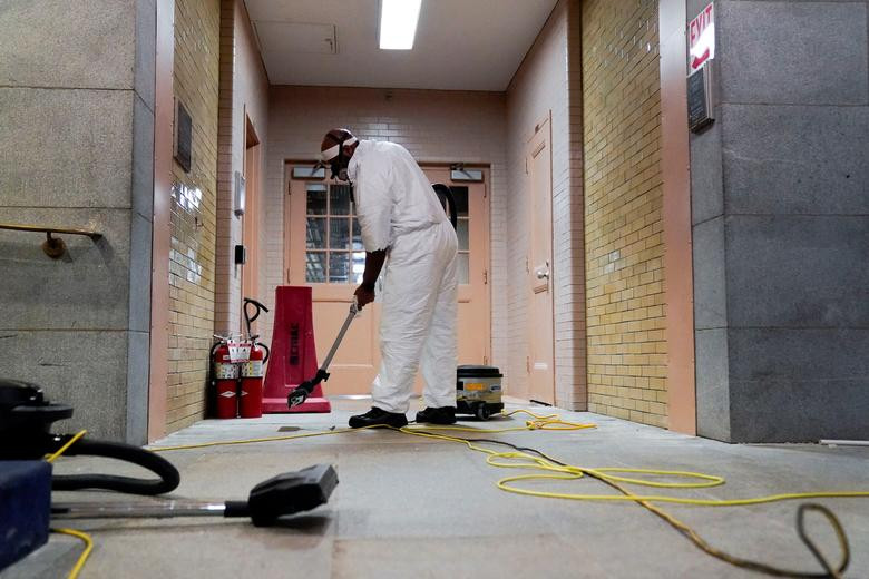 Các nhân viên tòa nhà Quốc hội đã tiến hành thu dọn "bãi chiến trường" bên trong tòa nhà này.