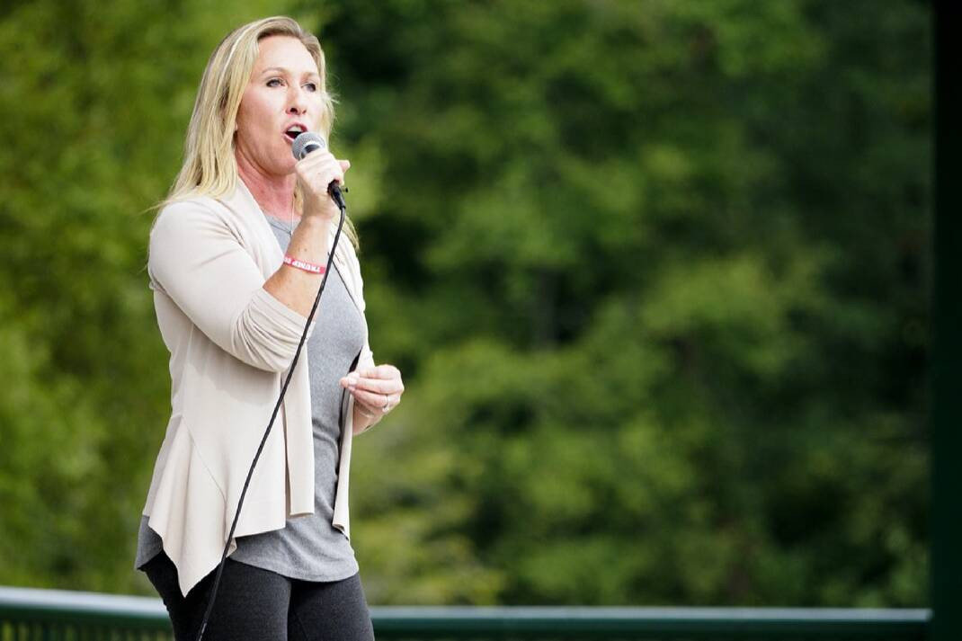 Bà từng tham gia cuộc tuần hành ủng hộ Tu chính án 2 tại Ringgold, Georgia, hồi tháng 9/2020. Trong cuộc tuần hành, bà Greene khẳng định sẽ luôn bảo vệ quyền của người sở hữu súng và sẽ không bỏ phiếu cho bất cứ luật nào khiến người dân khó được sở hữu súng hơn. Ảnh: TFB.