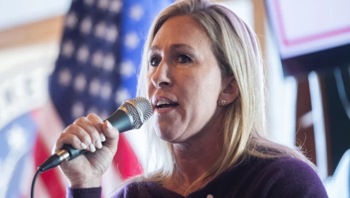 "Thay mặt người dân Mỹ, tôi xin tuyên bố chúng ta phải đảm bảo các nhã lãnh đạo chịu trách nhiệm giải trình, không thể có một Tổng thống Mỹ sẵn sàng lạm dụng quyền lực và dễ dàng bị 'mua chuộc' bởi chính phủ nước ngoài, công ty năng lượng Trung Quốc và công ty năng lượng Ukraine. Vì vậy, vào ngày 21/1 tới, tôi sẽ trình điều khoản luận tội ông Joe Biden", Newsweek dẫn lời bà Greene. Ảnh: AP.