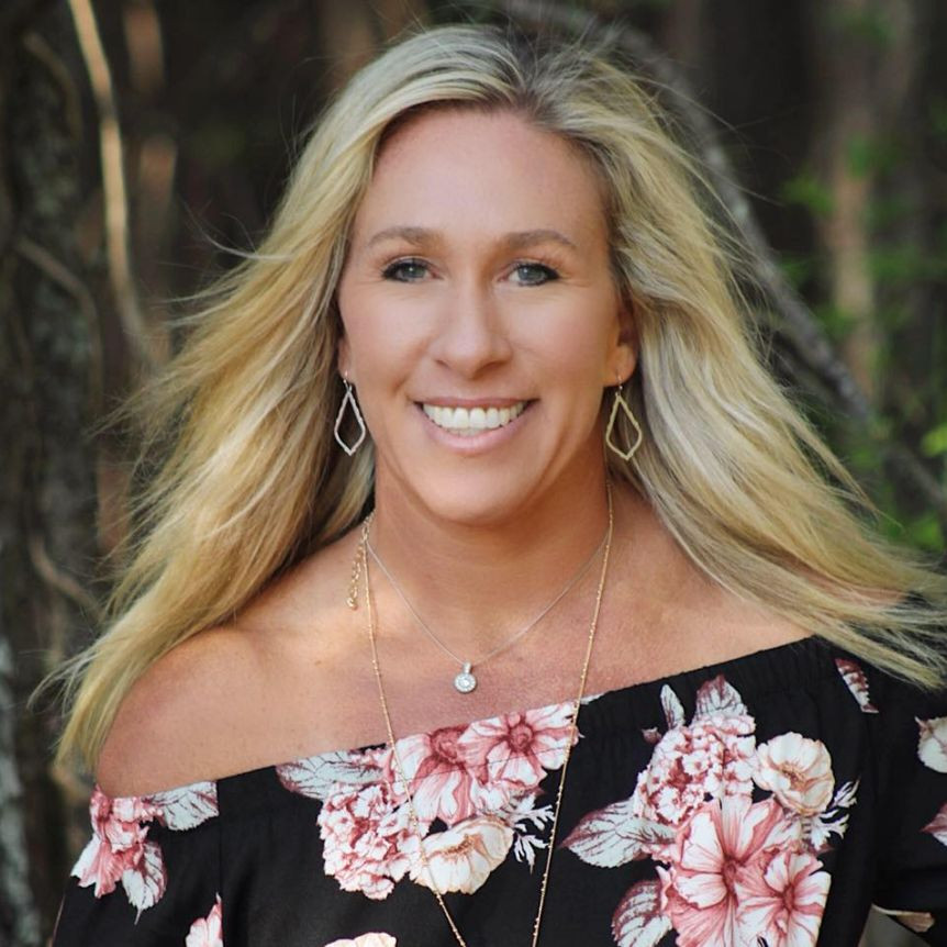 Khi dịch bệnh COVID-19 hoành hành nước Mỹ, nữ nghị sĩ Marjorie Taylor Greene phản đối mọi hình thức bắt buộc đeo khẩu trang, tiêm chủng bắt buộc hoặc phong tỏa để đối phó đại dịch. Ảnh: Facebook.