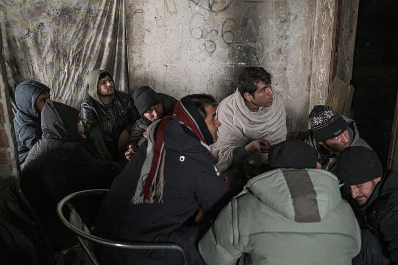 Theo Reuters, hàng trăm di dân đang sống trong những ngôi nhà bỏ hoang ở thị trấn Bihac, Bosnia và Herzegovina, giữa mùa đông lạnh giá. (Nguồn ảnh: Reuters.