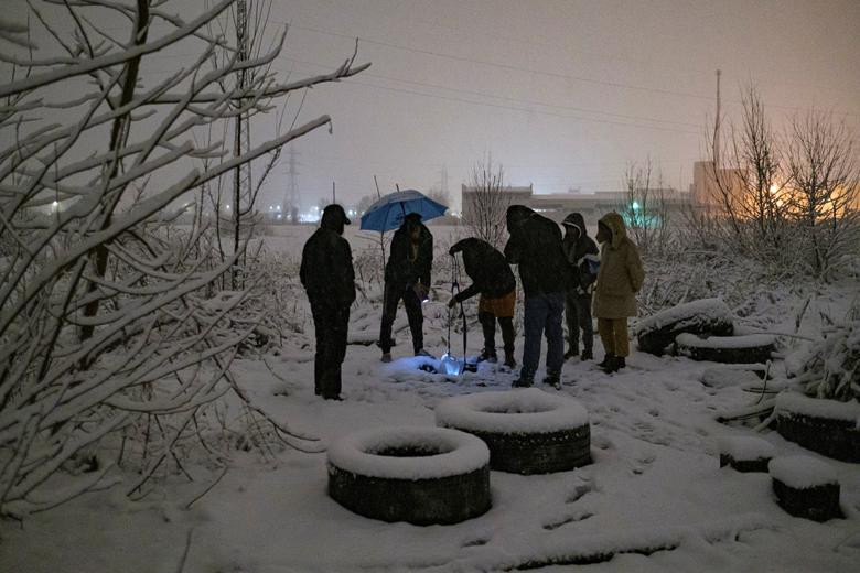 ...và tìm nguồn nước ngoài trời.