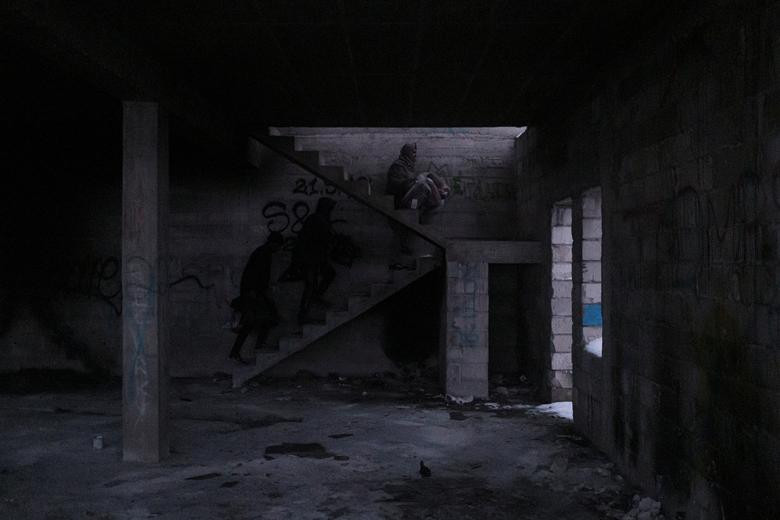 Những công trình, nhà máy bỏ hoang trở thành nơi ở tạm bợ cho những di dân này.