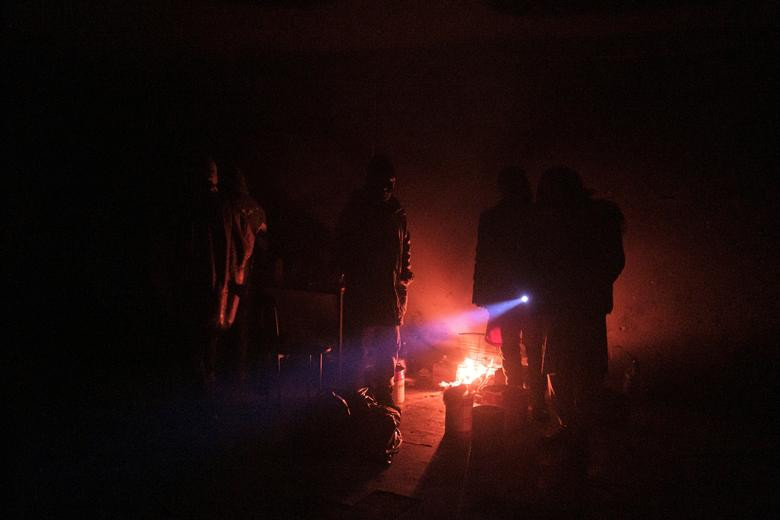 Họ đốt lửa sưởi ấm giữa mùa đông lạnh giá.