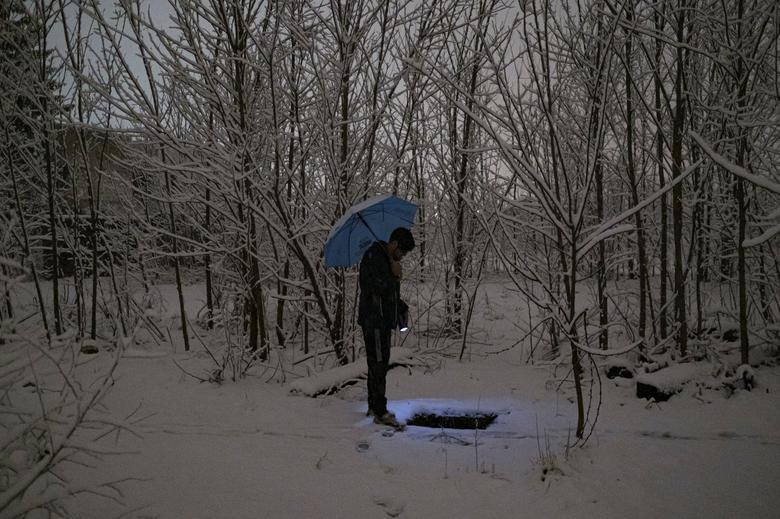 Người đàn ông đi tìm nguồn nước bên ngoài một nhà máy bỏ hoang ở Bihac hôm 10/1.