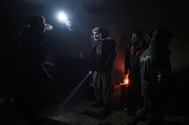 Bên trong những ngôi nhà hoang không có điện, nước. Họ phải đốt lửa để sưởi ấm...