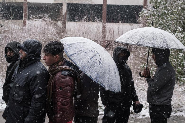 Mùa đông lạnh giá khiến cuộc sống của các di dân này trở nên khó khăn hơn.