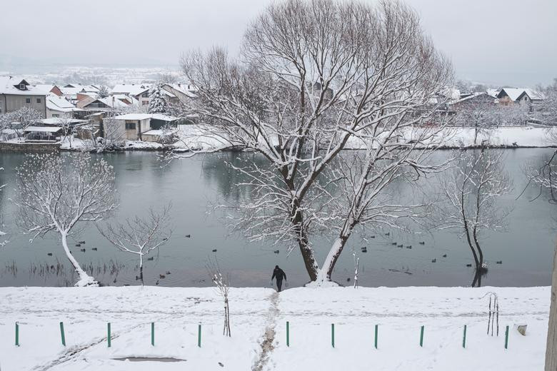 Một di dân đi lấy nước gần ngôi nhà bỏ hoang ở thị trấn Bihac ngày 10/1.