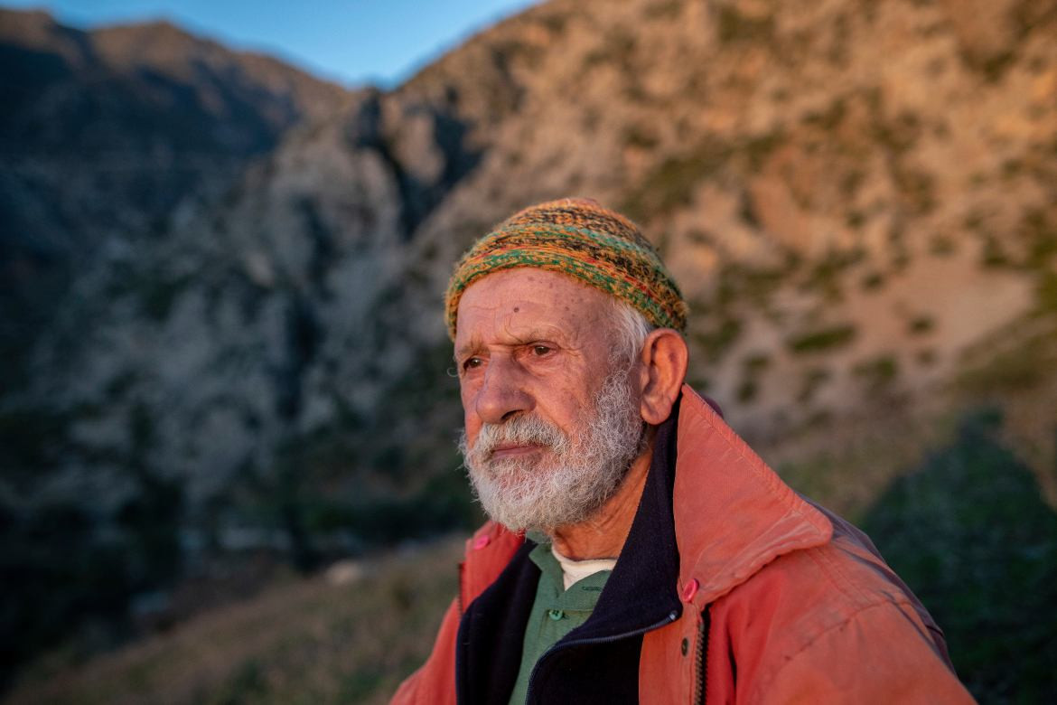 Ông Bin Omar, 65 tuổi, ngắm hoàng hôn khi chăn thả gia súc ở vùng ngoại ô Chefchaouen. 