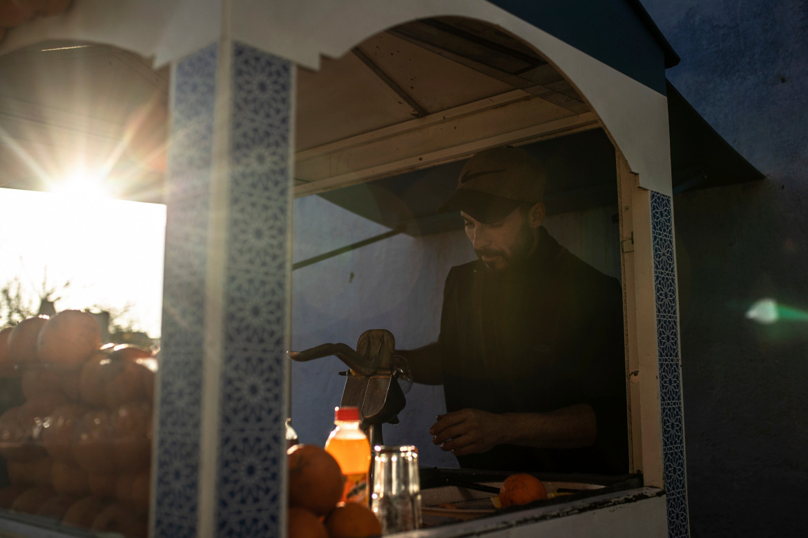 Người bán nước chờ khách hàng trong một con ngõ vắng.