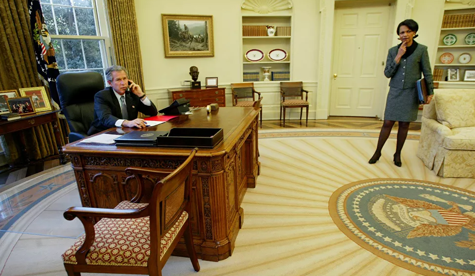 Tổng thống Mỹ George W.Bush (trái) điện đàm với Thủ tướng Tây Ban Nha Jose Maria Aznar trong khi Cố vấn An ninh Quốc gia Condoleezza Rice (phải) đứng nhìn tại Phòng Bầu dục ngày 10/3/2003.