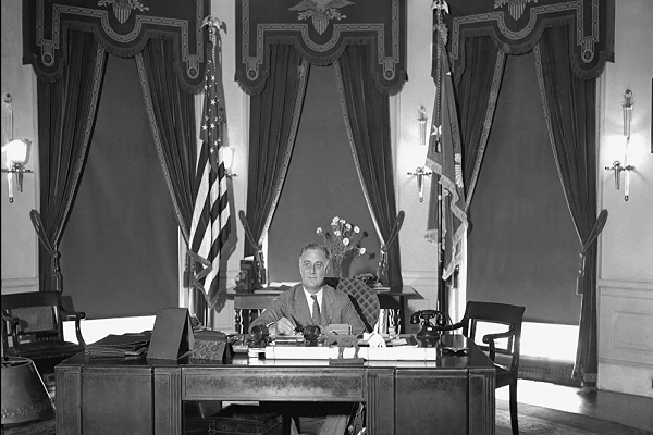 Tổng thống Mỹ Franklin D. Roosevelt được nhìn thấy đang ngồi tại bàn làm việc của ông trong Nhà Trắng ngày 27/5/1933.