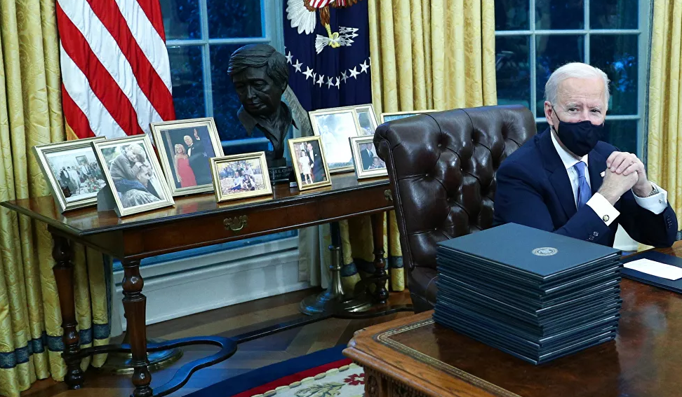 Có thể thấy, nhiều bức ảnh gia đình được đặt trên bàn phía sau chỗ ngồi làm việc của Tổng thống Biden.