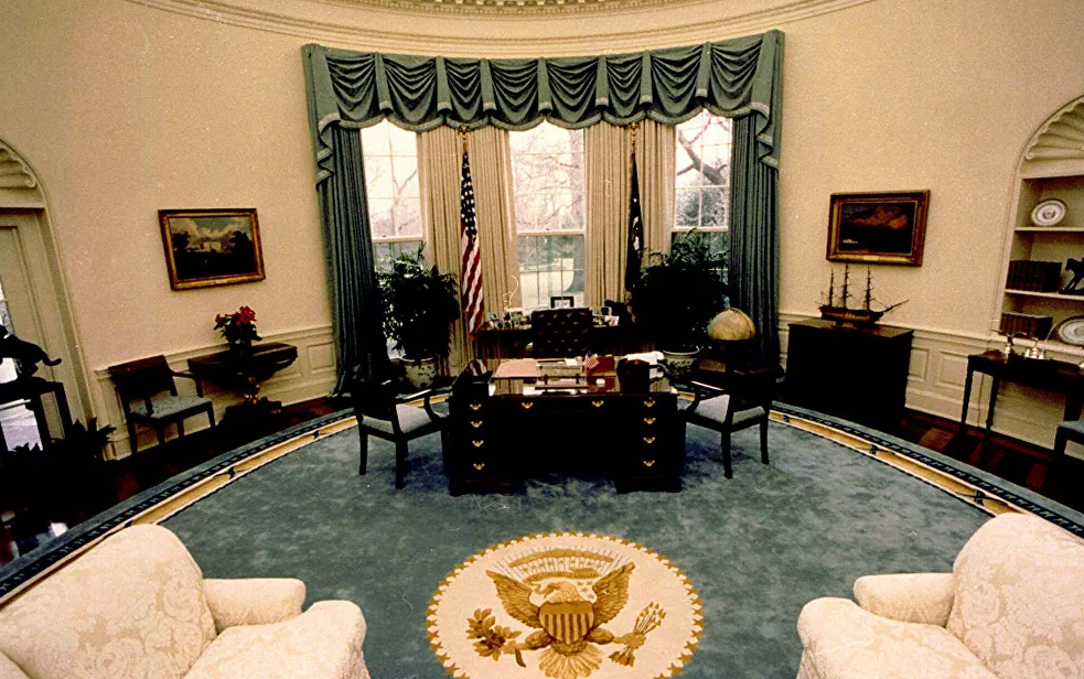 Ảnh chụp ngày 22/1/1990 do Nhà Trắng công bố cho thấy bên trong Phòng Bầu dục của Nhà Trắng dưới thời Tổng thống George H.W Bush.
