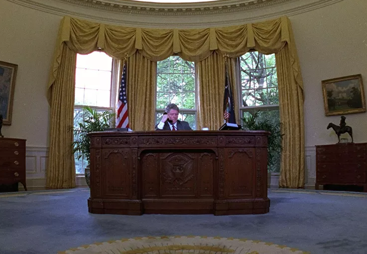 Tổng thống Mỹ Bill Clinton nói chuyện qua điện thoại với các Thị trưởng Mỹ, tại Phòng Bầu dục của Nhà Trắng ngày 4/5/1993.