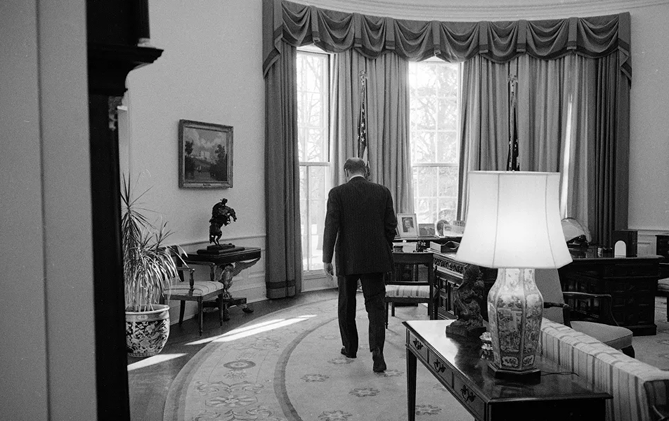 Tổng thống Gerry Ford đi qua Phòng Bầu dục của Nhà Trắng ngày 19/1/1977, khi ông và các thành viên khác trong gia đình chuẩn bị rời Nhà Trắng, nhường chỗ cho người kế nhiệm, Tổng thống Jimmy Carter.