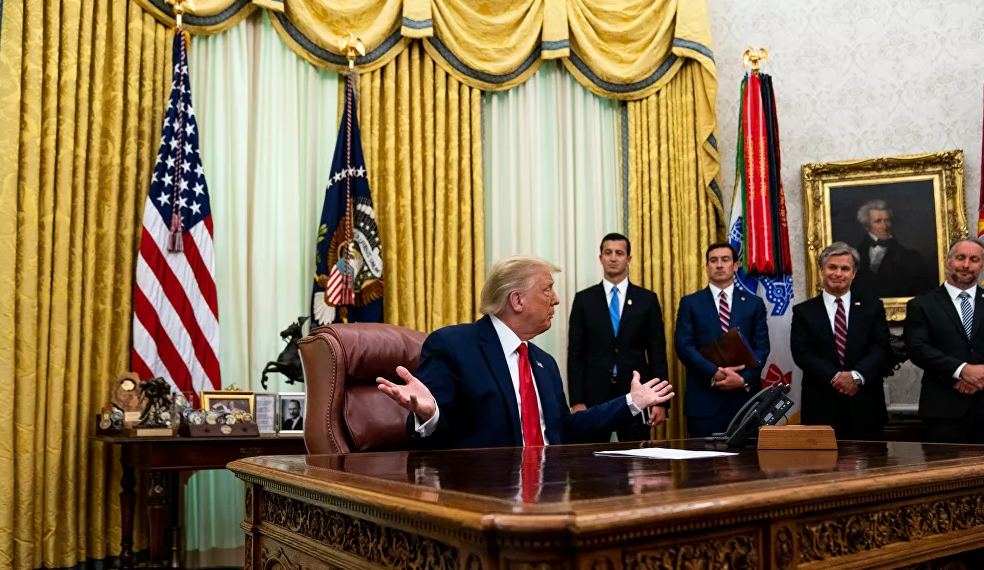 Tổng thống Mỹ Donald Trump ngồi ở bàn làm việc trong Phòng Bầu dục của Nhà Trắng vào ngày 15/7/2020.