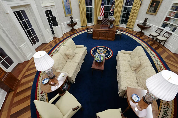 Bên trong Phòng Bầu dục của Nhà Trắng ngày 21/1/2021 dưới thời Tổng thống Mỹ Joe Biden. Được biết, ông Biden đã bài trí lại Phòng Bầu dục, gồm thay chân dung cố Tổng thống Andrew Jackson và thêm một số bức tượng bán thân. (Nguồn ảnh: Sputnik)
