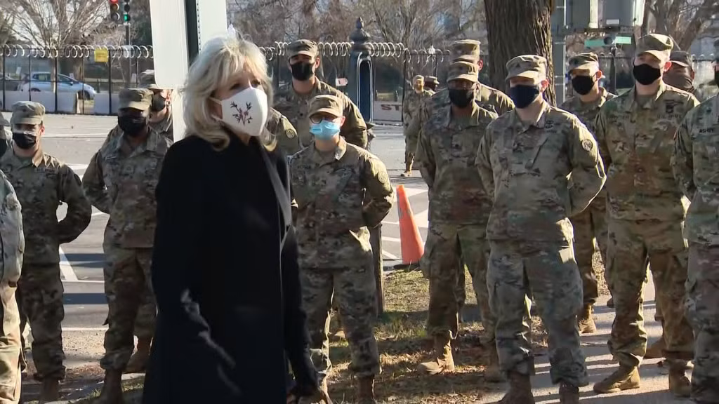 "Tôi thực sự đánh giá cao những gì các bạn đã làm. Vệ binh Quốc gia sẽ luôn giữ vị trí đặc biệt trong trái tim của tất cả các thành viên trong gia đình Biden", tân Đệ nhất phu nhân Mỹ Jill Biden nói. Ảnh: AP.