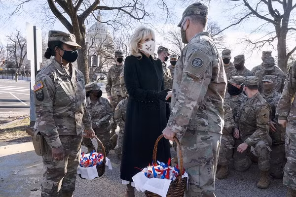 Theo AP, ngày 22/1, Đệ nhất phu nhân Mỹ Jill Biden bất ngờ tới thăm Điện Capitol và tặng bánh quy chocolate cho các binh sĩ Vệ binh Quốc gia để cảm ơn họ vì đã đảm bảo an toàn cho lễ nhậm chức của ông Joe Biden. Ảnh: AP.