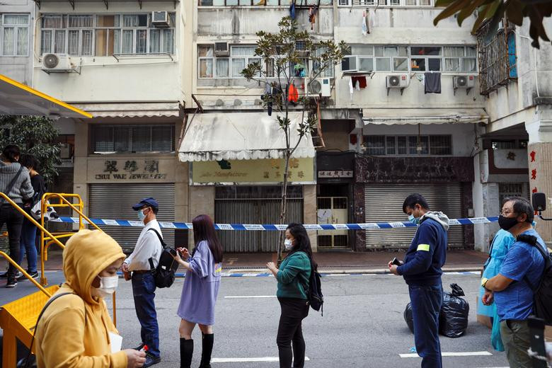 Người dân xếp hàng chờ đến lượt xét nghiệm tại khu Jordan hôm 22/1.