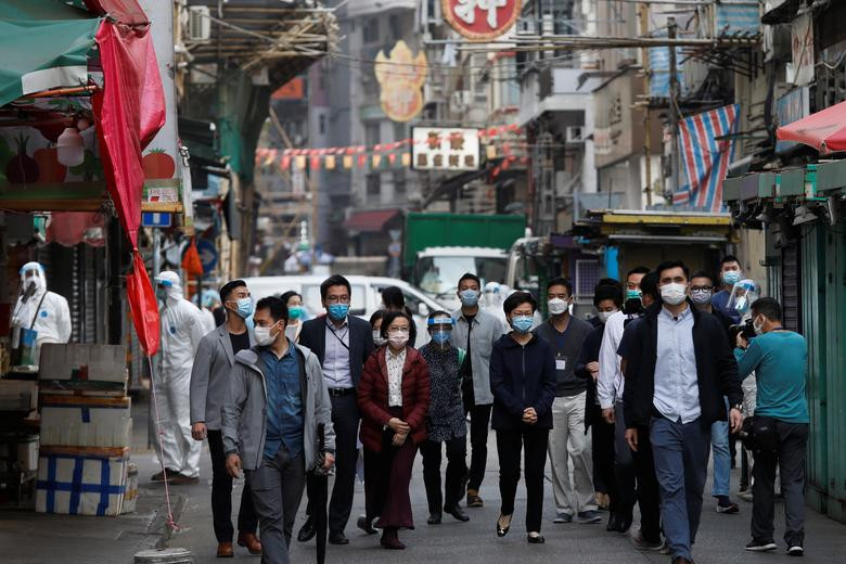 Trưởng đặc khu Hong Kong Carrie Lam đeo khẩu thăm một khu dân cư bị phong tỏa vì COVID-19 ngày 23/1.