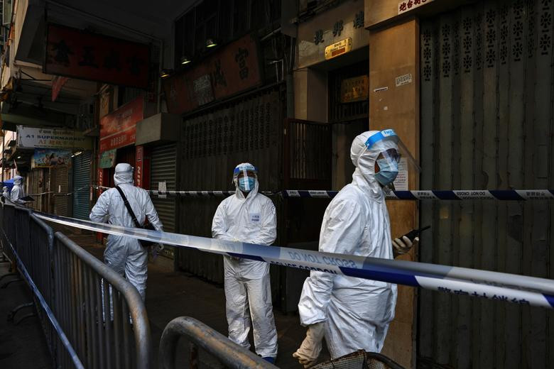 Trong diễn biến mới nhất, sau khi xét nghiệm cho gần 10.000 cư dân ở bán đảo Cửu Long, giới chức đã quyết định gỡ phong tỏa sớm tại khu vực này từ rạng sáng ngày 25/1. Ảnh: Các nhân viên y tế mặc đồ bảo hộ tại khu Jordan.