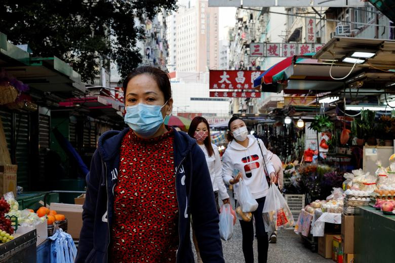 Người dân đeo khẩu trang khi đi chợ tại khu Jordan ngày 22/1.