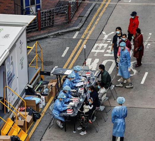 Người dân xếp hàng để được xét nghiệm COVID-19 tại một khu dân cư bị phong tỏa ở Jordan hôm 23/1.